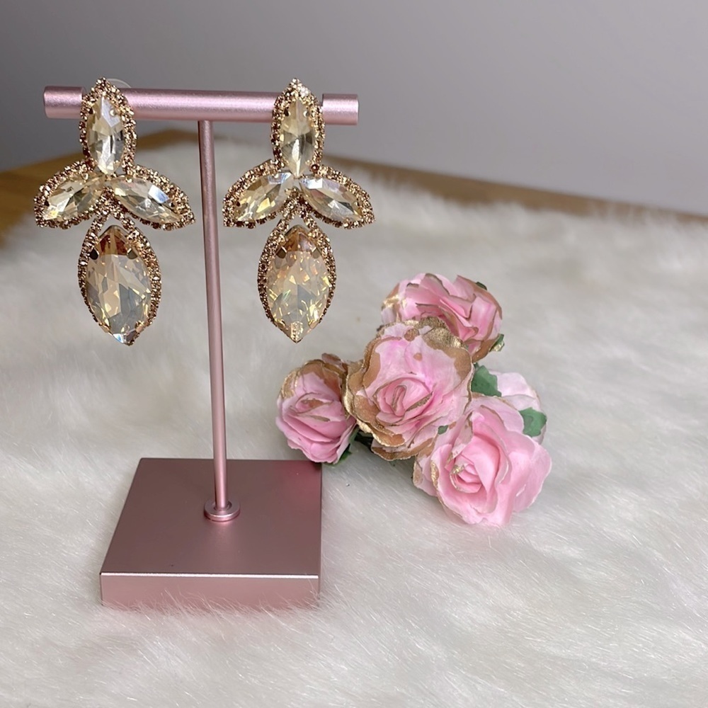 🌟SALE🌟Beautiful Champagne Crystal Earrings - Picture 3 of 8